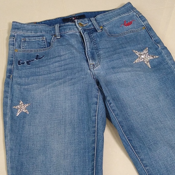 Tommy Hilfiger Tribeca Rhinestone Embroidered Straight Light Wash Jeans Size 6 - Picture 2 of 12